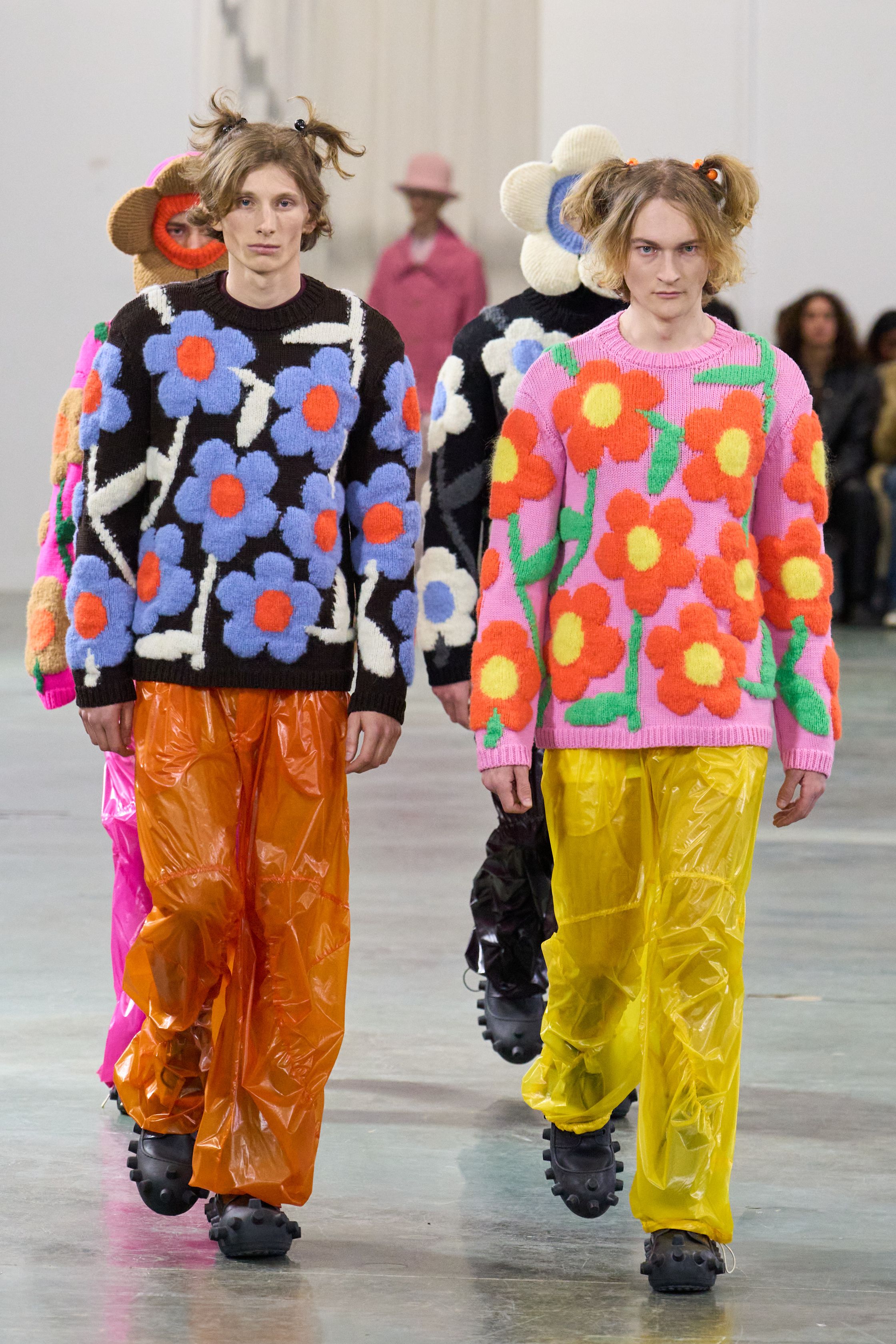 Walter Van Beirendonck 2026秋冬以高度饱和的色彩、夸张比例与童真符号继续挑战男性气质的既定边界。针织花朵、卡通图案、结构化西装与机能裤装并置，构建出介于游戏、政治隐喻与乌托邦幻想之间的舞台。系列拒绝低调，刻意制造视觉噪音，用快乐、怪诞与不合时宜的色彩作为对现实焦虑的反击，呈现一场毫不妥协的时装宣言-顽石频道趋势研究